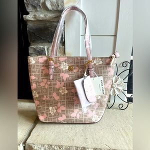 NWT Anne Klein Lily Tote. Light pink. Attachable card holder. Adjustable straps.